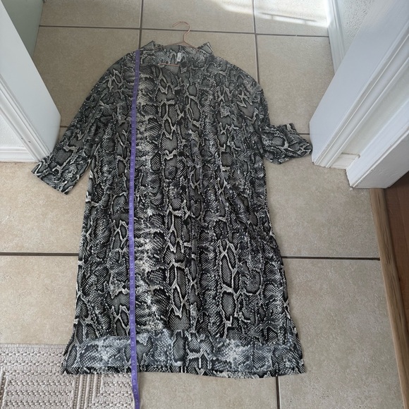 Glam Monochrome Snakeskin Pattern shirt dress - Picture 5 of 6